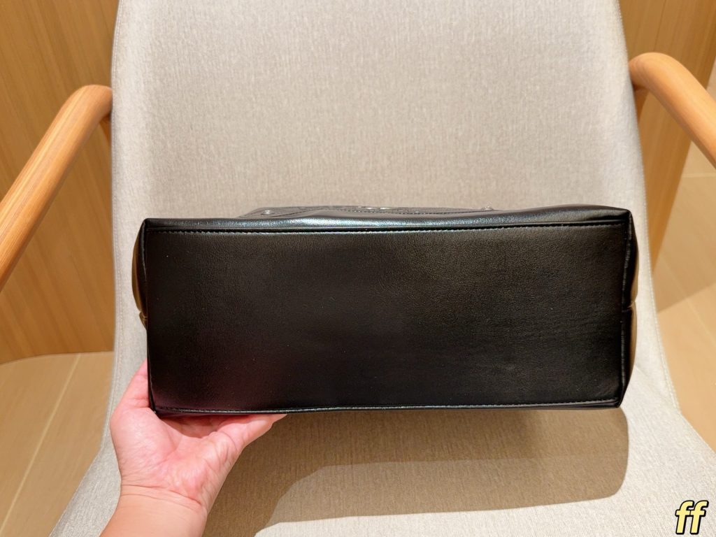 黒 CHANEL バッグ ファミリーバッグ 1色入 💼 - 画像 6
