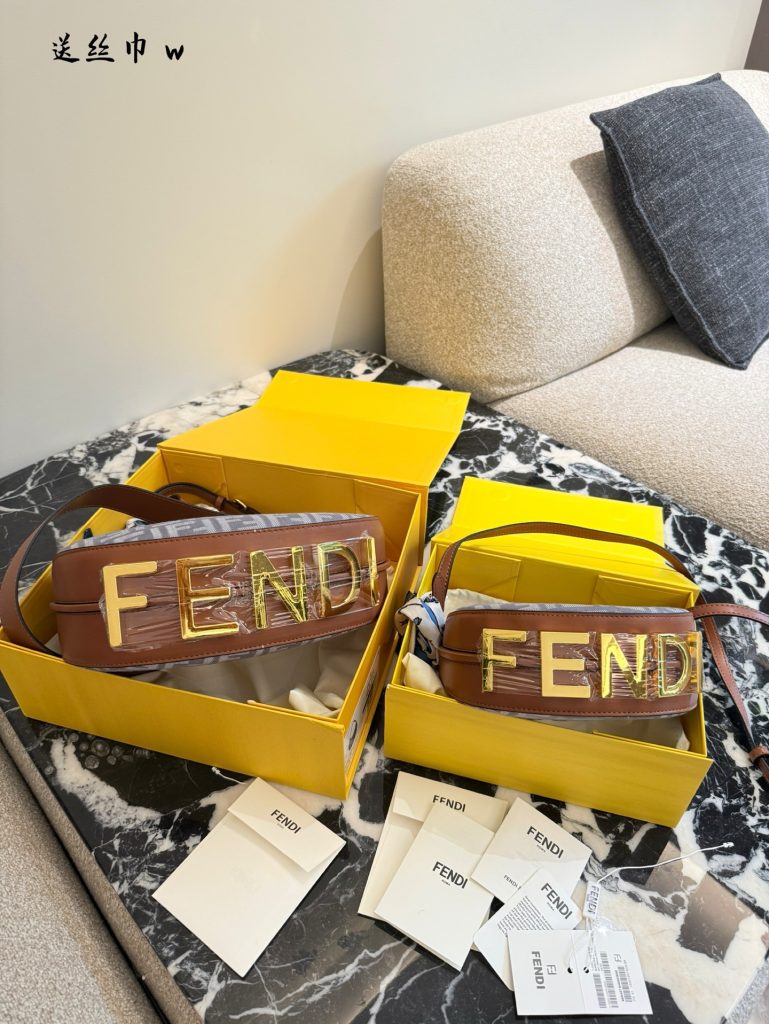 FENDI フェンディ バッグ 2色入 人気の月型ハンドバッグ - 画像 2