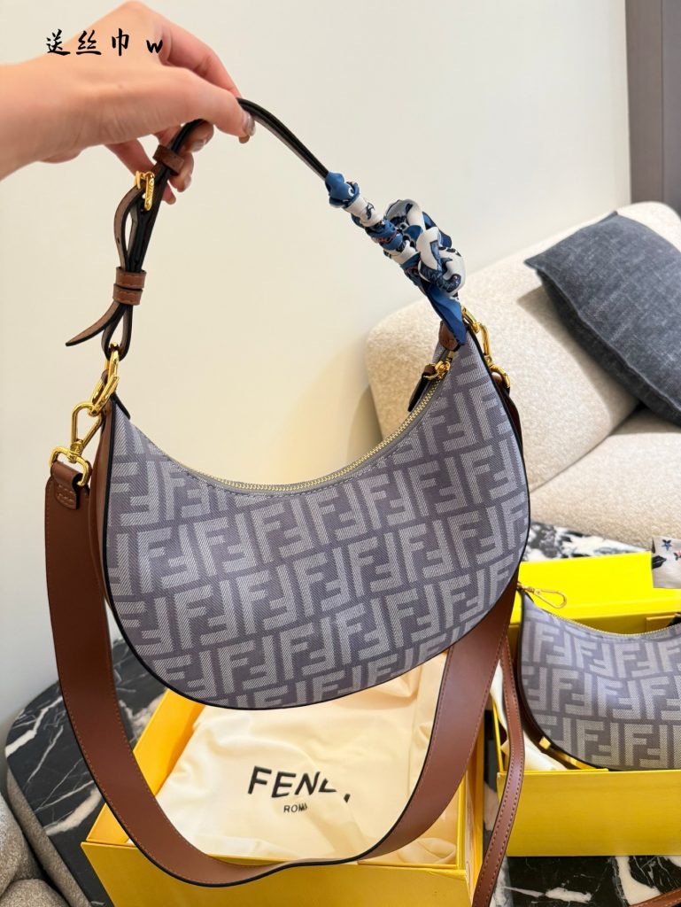 FENDI フェンディ バッグ 2色入 人気の月型ハンドバッグ - 画像 4