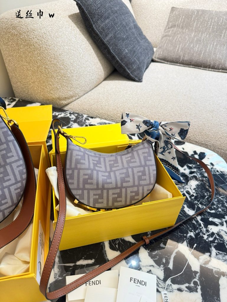 FENDI フェンディ バッグ 2色入 人気の月型ハンドバッグ - 画像 5