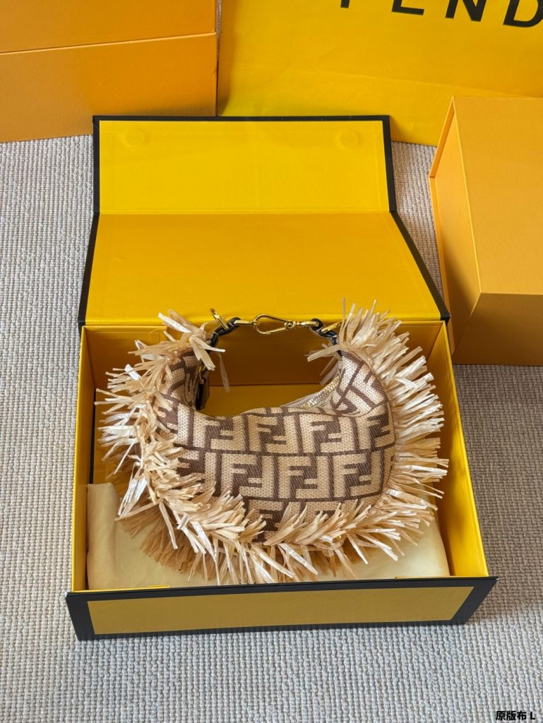 FENDI フェンディ フリンジ ポーチ 3色入 🖤✨ - 画像 5