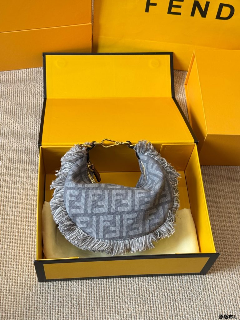 FENDI フェンディ フリンジ ポーチ 3色入 🖤✨ - 画像 7
