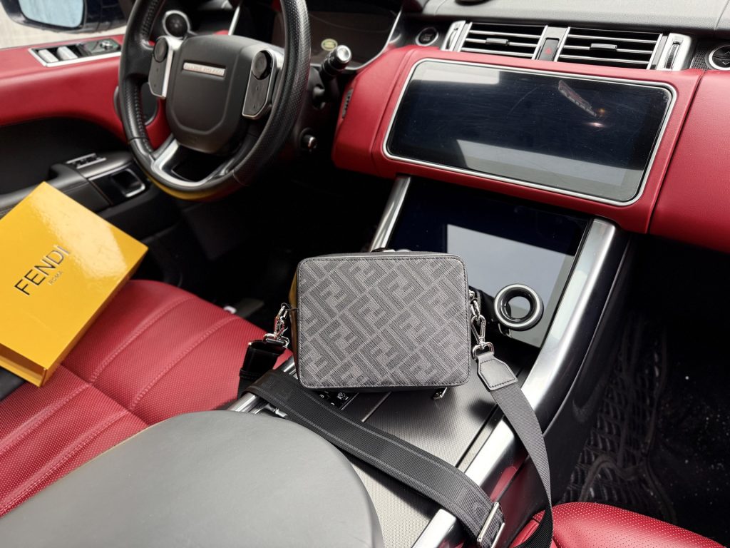 FENDI メンズ ポーチ ブラック 2色展開 💼 - 画像 2