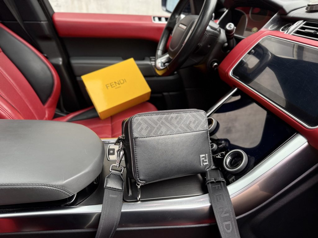 FENDI メンズ ポーチ ブラック 2色展開 💼 - 画像 3