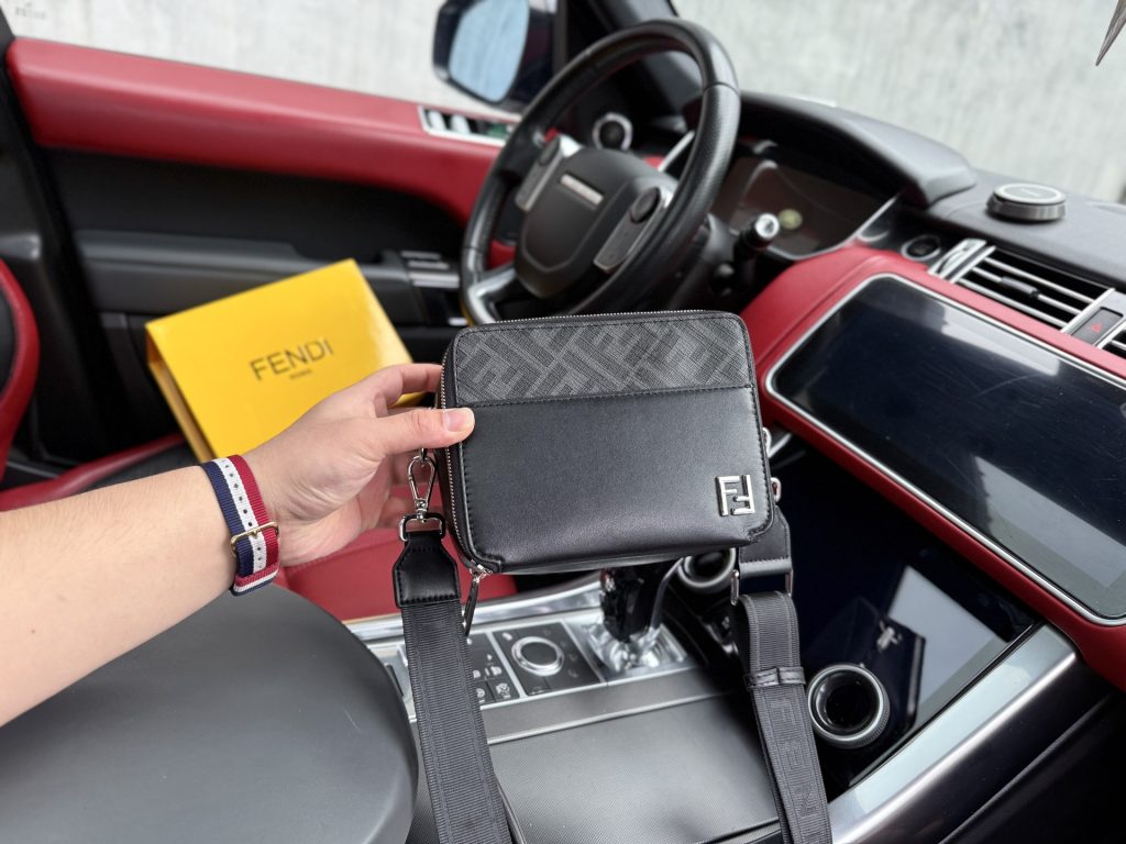 FENDI メンズ ポーチ ブラック 2色展開 💼 - 画像 4