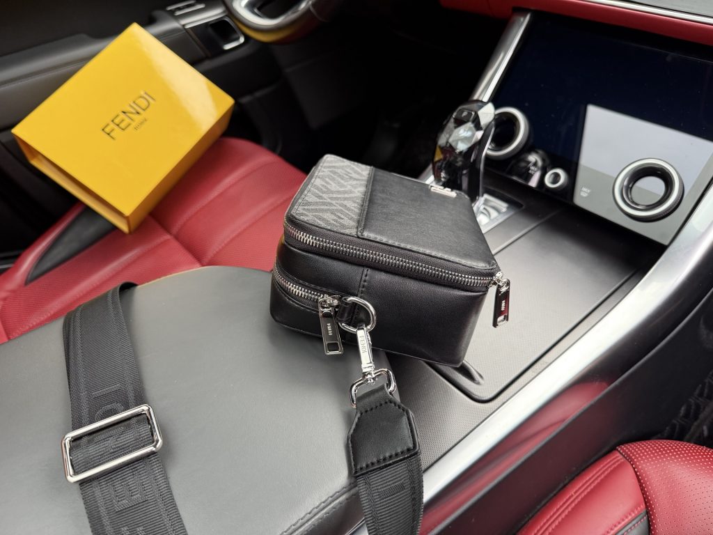 FENDI メンズ ポーチ ブラック 2色展開 💼 - 画像 7