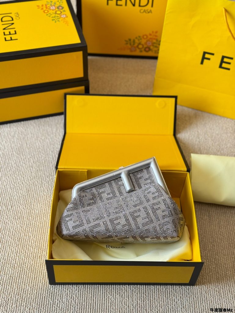 FENDI カサ ミニクラッチ 1色入 💎✨ - 画像 2