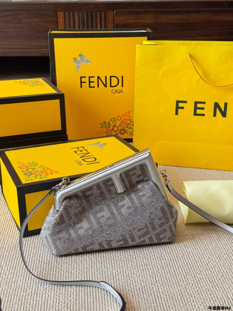 FENDI カサ ミニクラッチ 1色入 💎✨ - 画像 3