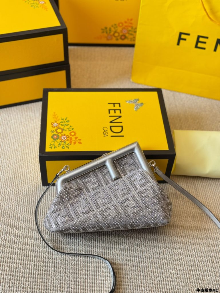 FENDI カサ ミニクラッチ 1色入 💎✨ - 画像 4