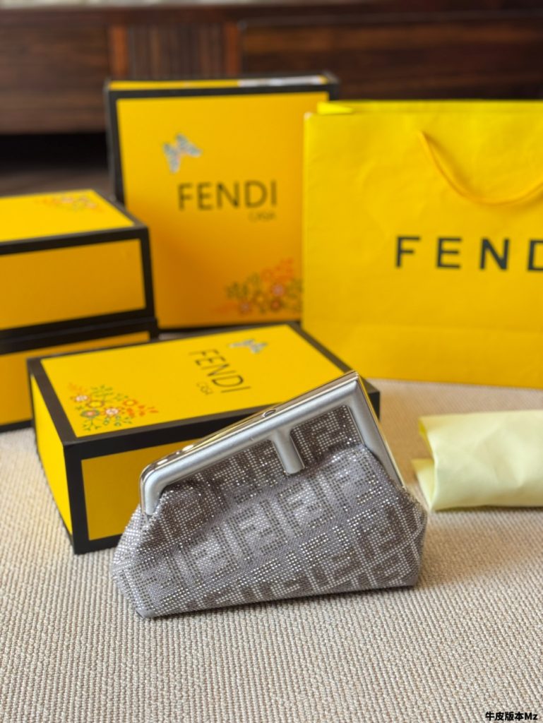 FENDI カサ ミニクラッチ 1色入 💎✨ - 画像 5