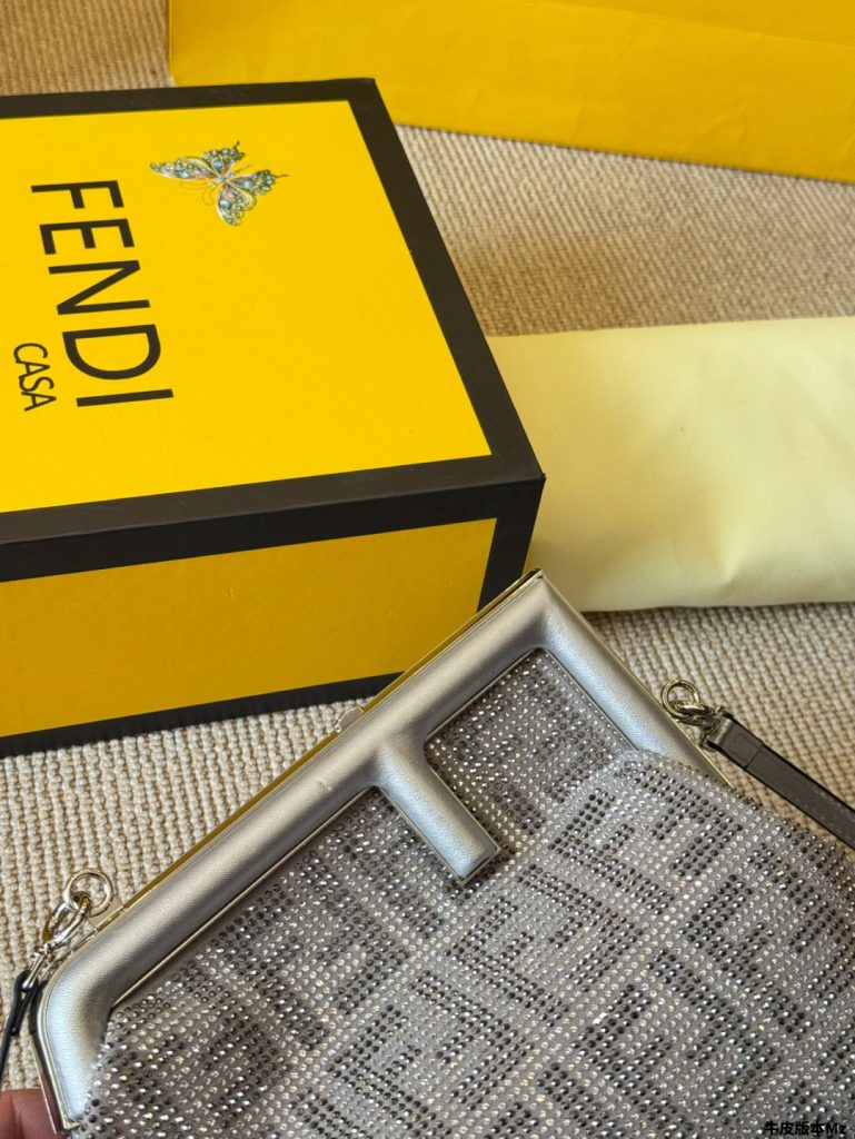 FENDI カサ ミニクラッチ 1色入 💎✨ - 画像 6