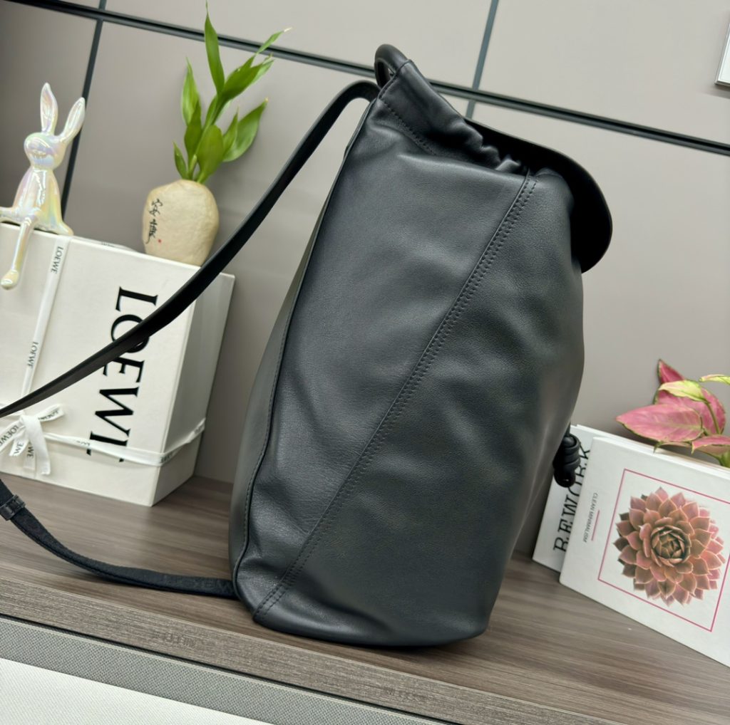ロエベ 黒 リュック レザー 1色入 🎒 - 画像 2
