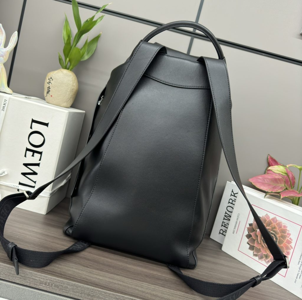 ロエベ 黒 リュック レザー 1色入 🎒 - 画像 3