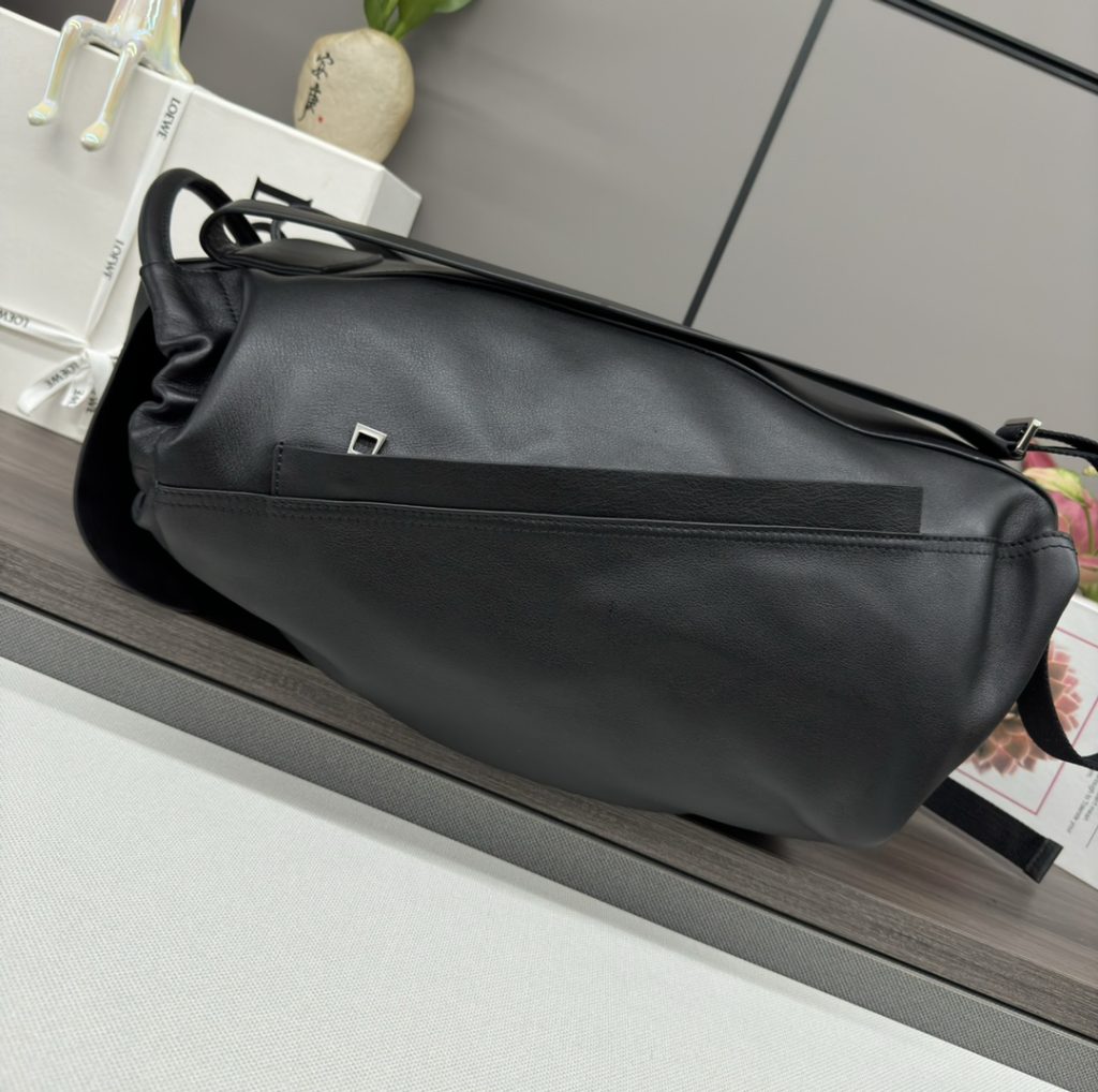 ロエベ 黒 リュック レザー 1色入 🎒 - 画像 5