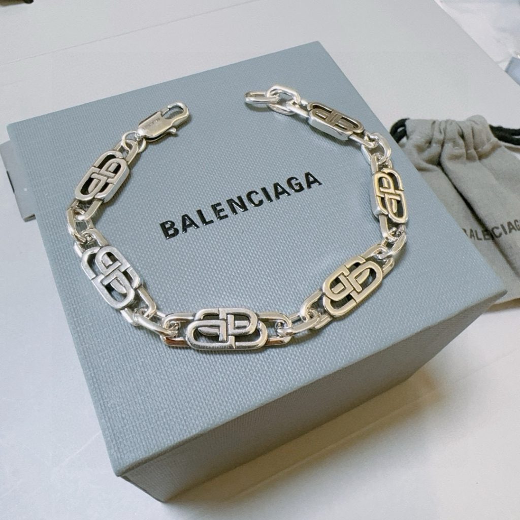 BALENCIAGA シルバーブレスレットの輝きと日常使いの魅力