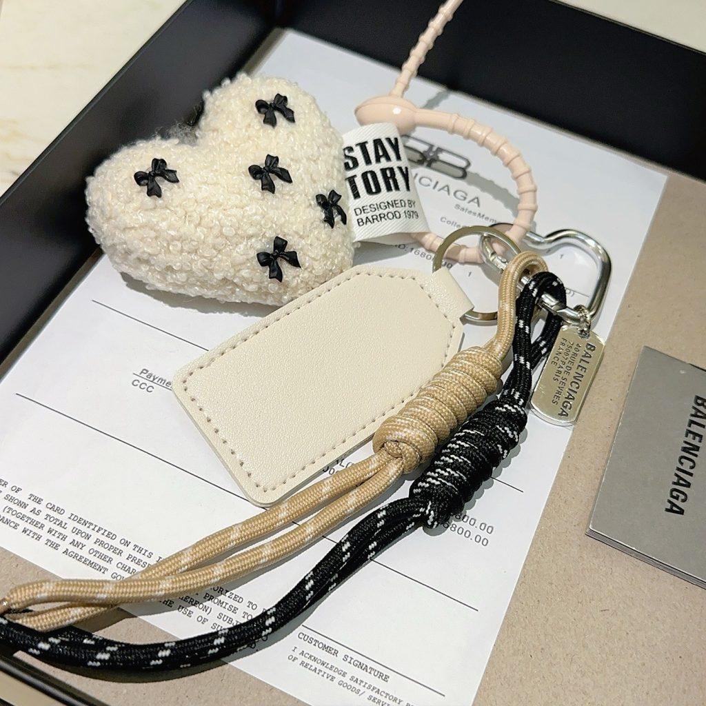 BALENCIAGAの財布は駅まで歩く日の荷物でどう見えるか