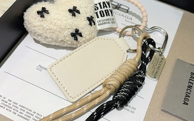 BALENCIAGA バレニシアガ ポーチ付きキーホルダー 2色入 🎁