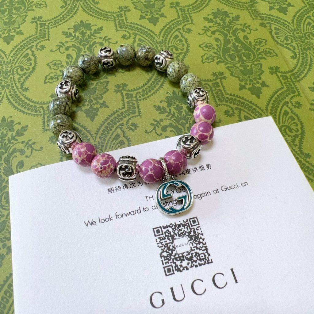 通勤や週末に映えるGUCCIブレスレット、グリーン×ピンク天然石の写真で見る印象