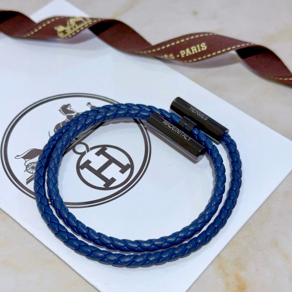 HERMES ブレスレット 2色 ブルー 編み紐 1つで2通りの着け方｜旅行に使いやすい財布・小物を写真で確認