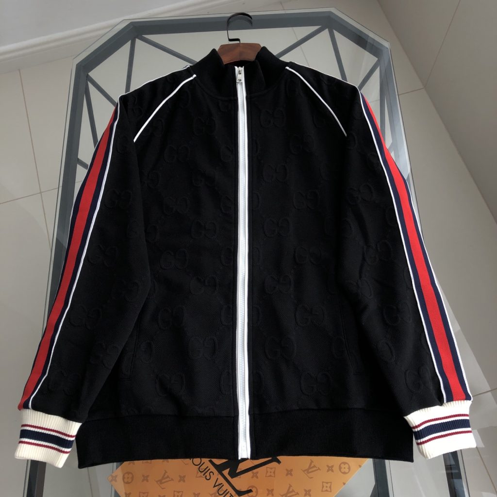GUCCI トラックジャケット 黒×ストライプを休日コーデに取り入れる