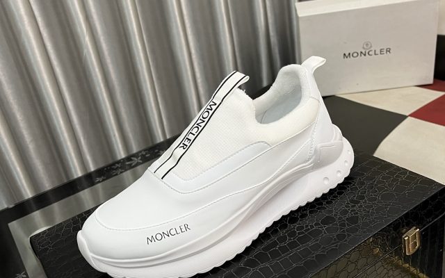 ホワイトが映えるスニーカーは日常で使いやすいか