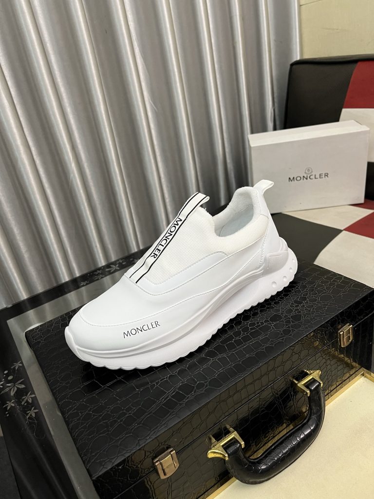 MONCLER メンズ スニーカー ホワイト かかと部分にブランドロゴ シンプルデザイン 3…｜雨の日に使いやすいシューズを写真で確認