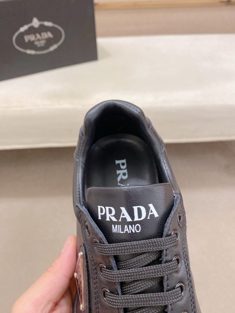 プラダ メンズ スニーカー 2色 ブラック ホワイト スタイリッシュなデザイン 靴底に赤いアクセント 😎 - 画像 7