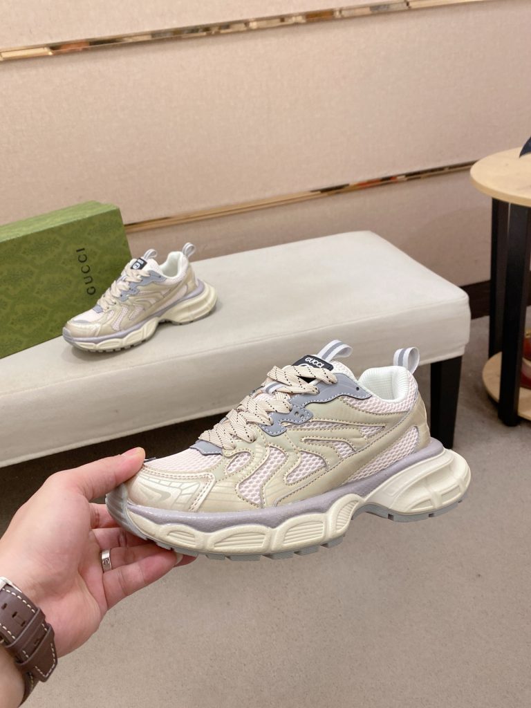 GUCCI メンズ スニーカー ベージュ レザー ネット 撥片 ロゴ グラフィック 3色入 🥾 - 画像 3