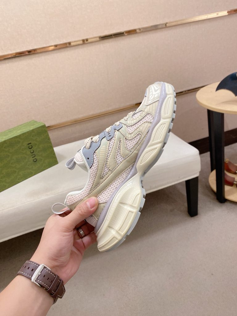 GUCCI メンズ スニーカー ベージュ レザー ネット 撥片 ロゴ グラフィック 3色入 🥾 - 画像 5