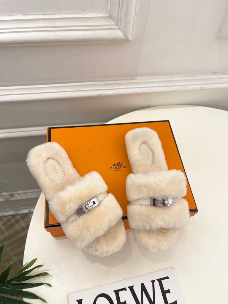 エレガントな HERMES ファー フラットサンダル 37サイズ ホワイト レディースシューズ 🐑 - 画像 2