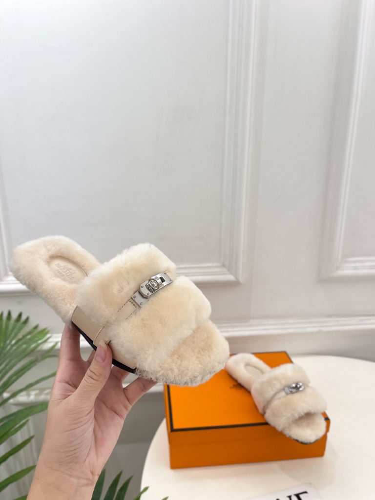 エレガントな HERMES ファー フラットサンダル 37サイズ ホワイト レディースシューズ 🐑 - 画像 4