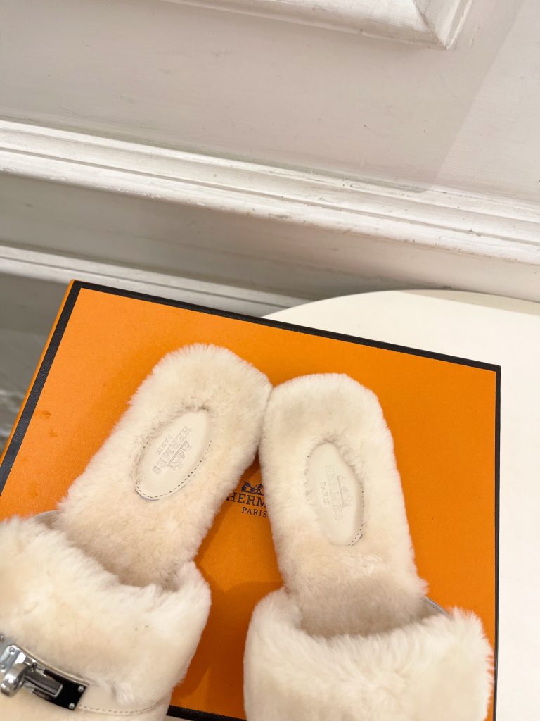 エレガントな HERMES ファー フラットサンダル 37サイズ ホワイト レディースシューズ 🐑 - 画像 7