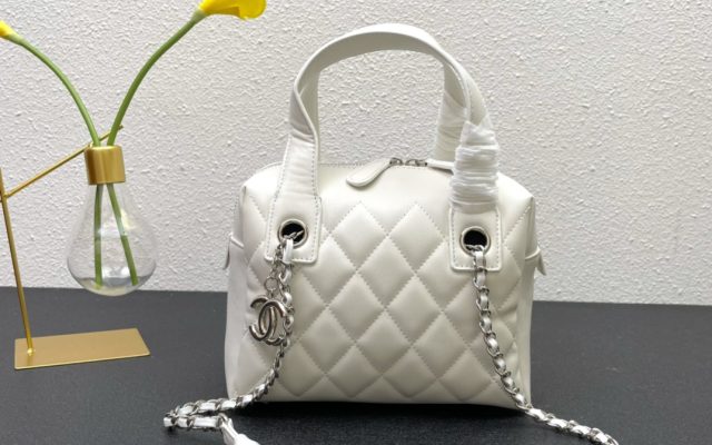 シャネル　CHANEL　ボスドンバッグ　ブラック　ホワイト　ハンドバッグ　ショルダーバッグ　2色
