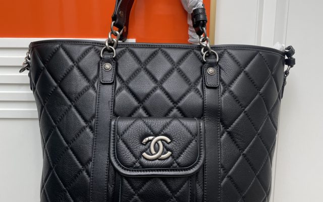 CHANELのショルダーバッグを予算内で探す前に見るブラックのポイント