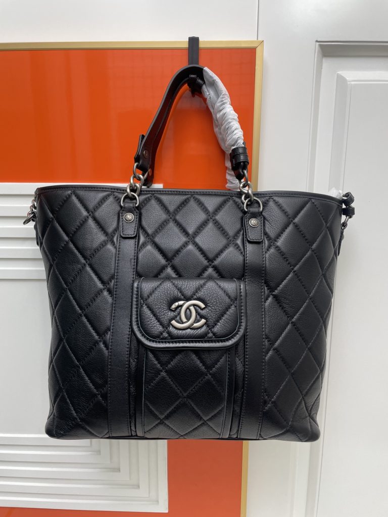 CHANELのショルダーバッグを予算内で探す前に見るブラックのポイント