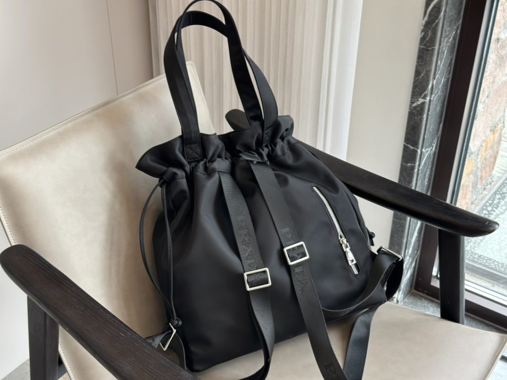 PRADA　プラダ　ショッピングバッグ　巾着　トートバッグ　ナイロン　リュック　レディース　ハンドバッグ　軽い - 画像 4