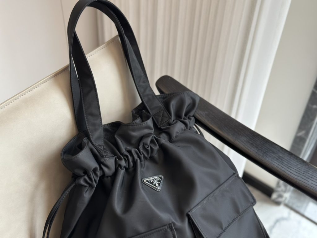 PRADA　プラダ　ショッピングバッグ　巾着　トートバッグ　ナイロン　リュック　レディース　ハンドバッグ　軽い - 画像 3