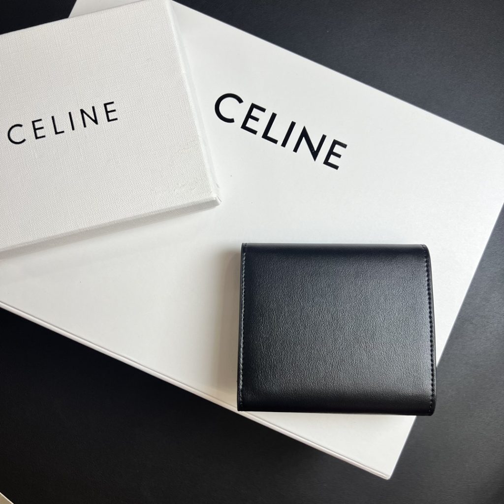 CELINE セリーヌ 黒 フラップ式財布 ゴールド金具 二つ折り 財布 1枚入 - 画像 2