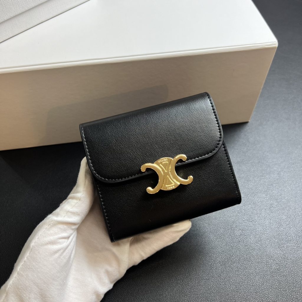 CELINE セリーヌ 黒 フラップ式財布 ゴールド金具 二つ折り 財布 1枚入 - 画像 3
