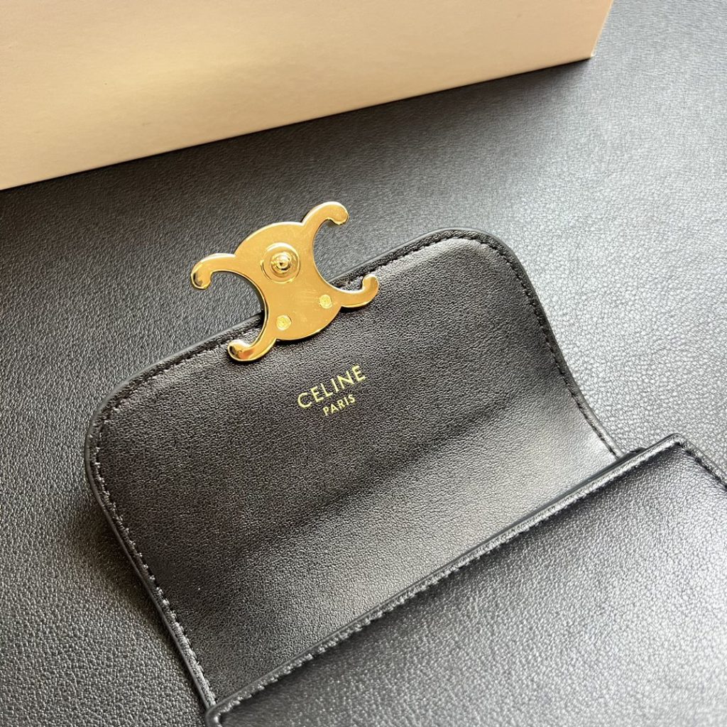 CELINE セリーヌ 黒 フラップ式財布 ゴールド金具 二つ折り 財布 1枚入 - 画像 4