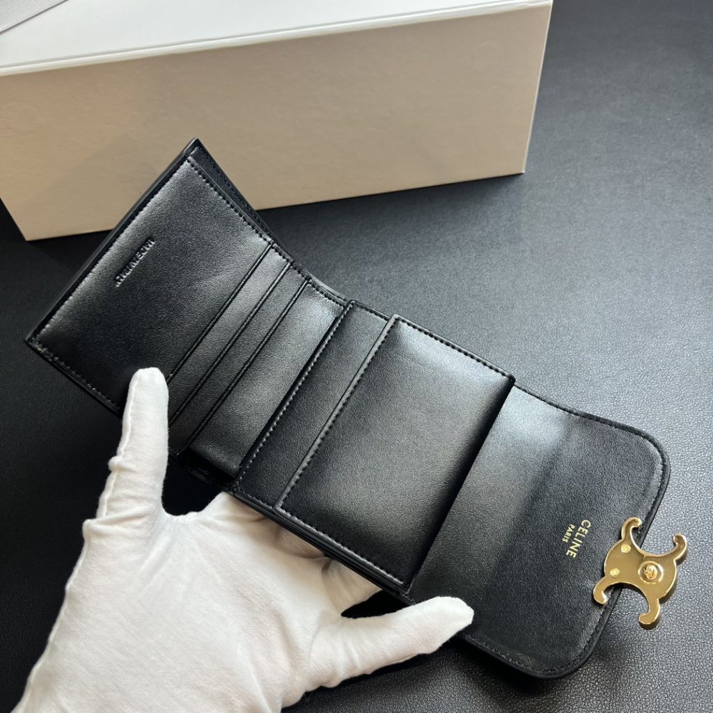 CELINE セリーヌ 黒 フラップ式財布 ゴールド金具 二つ折り 財布 1枚入 - 画像 5