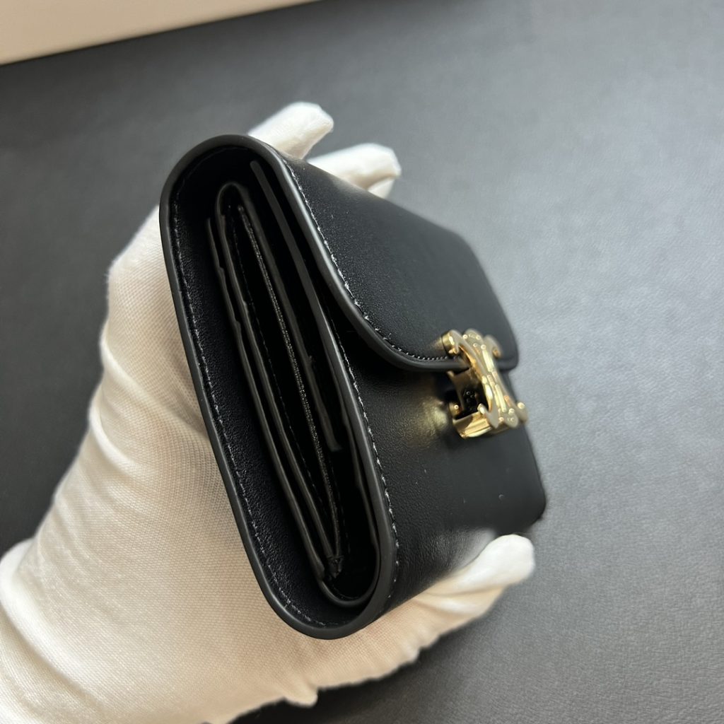 CELINE セリーヌ 黒 フラップ式財布 ゴールド金具 二つ折り 財布 1枚入 - 画像 6