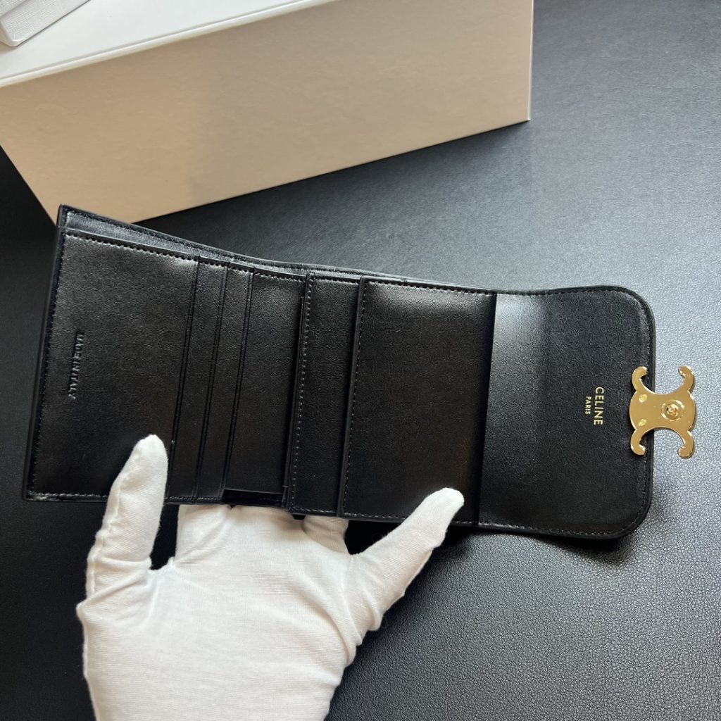 CELINE セリーヌ 黒 フラップ式財布 ゴールド金具 二つ折り 財布 1枚入 - 画像 8