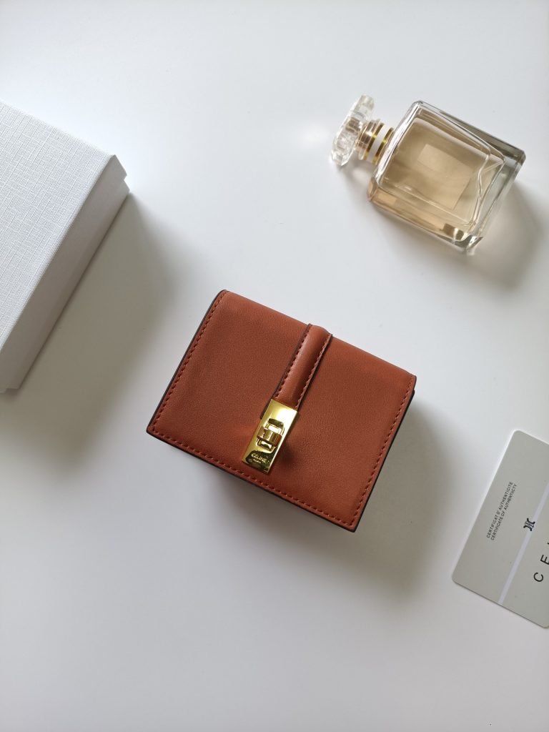 CELINE セリーヌ ロゴプレート ポーチ クロコ型押し ブラウン - 画像 2