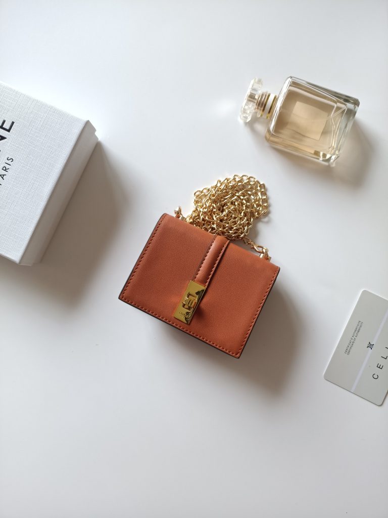 CELINE ベルト付きチェーンショルダー ウォレット ブラウン 1色入 - 画像 2