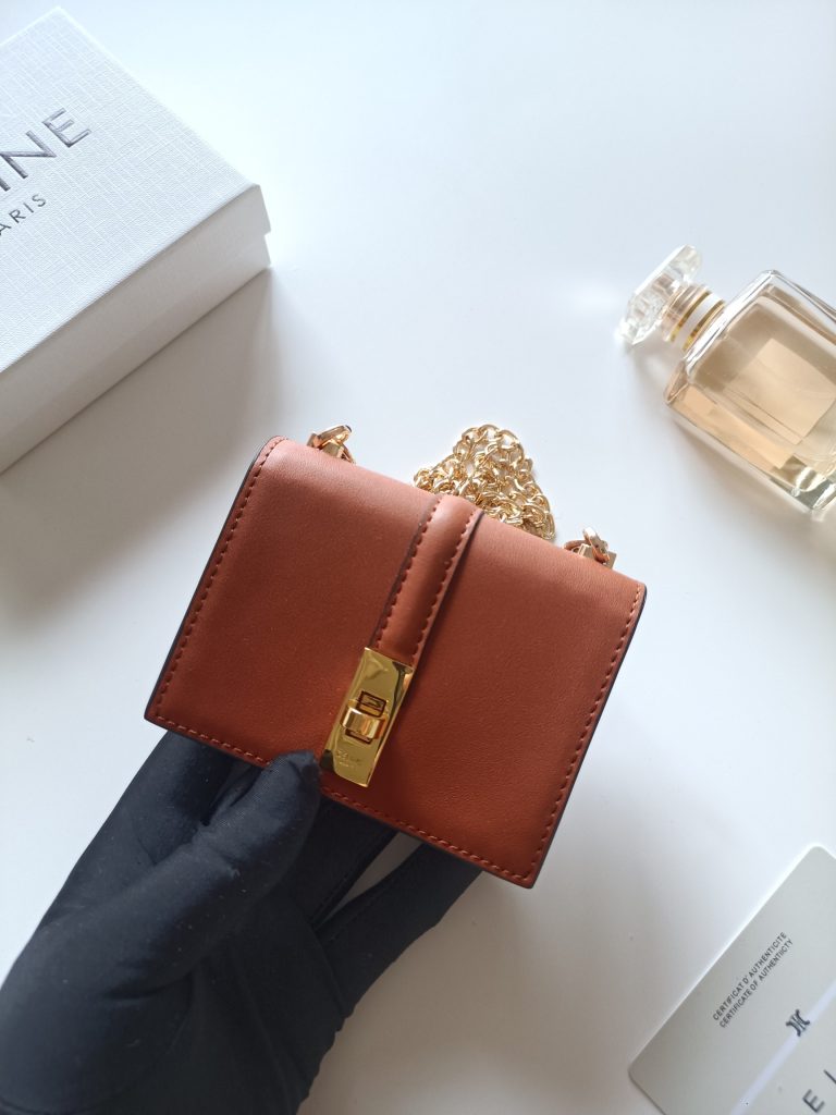 CELINE ベルト付きチェーンショルダー ウォレット ブラウン 1色入 - 画像 4