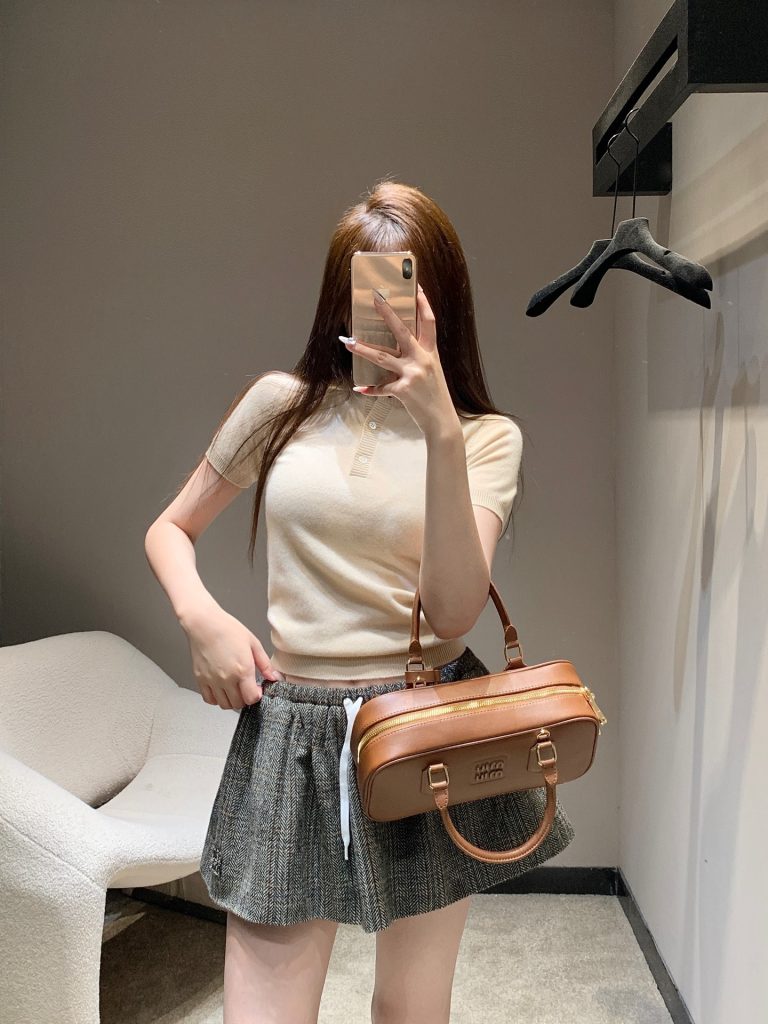 Miumi 26Ss 250 微 提花三粒扣半開き ベージュ 羊綿混紡 - 画像 3