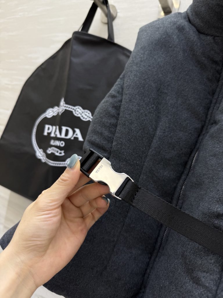 PRADA 590 Prad2 ダウンベスト 90%ホワイトグースダウン リボンベルト付き ブラック - 画像 2