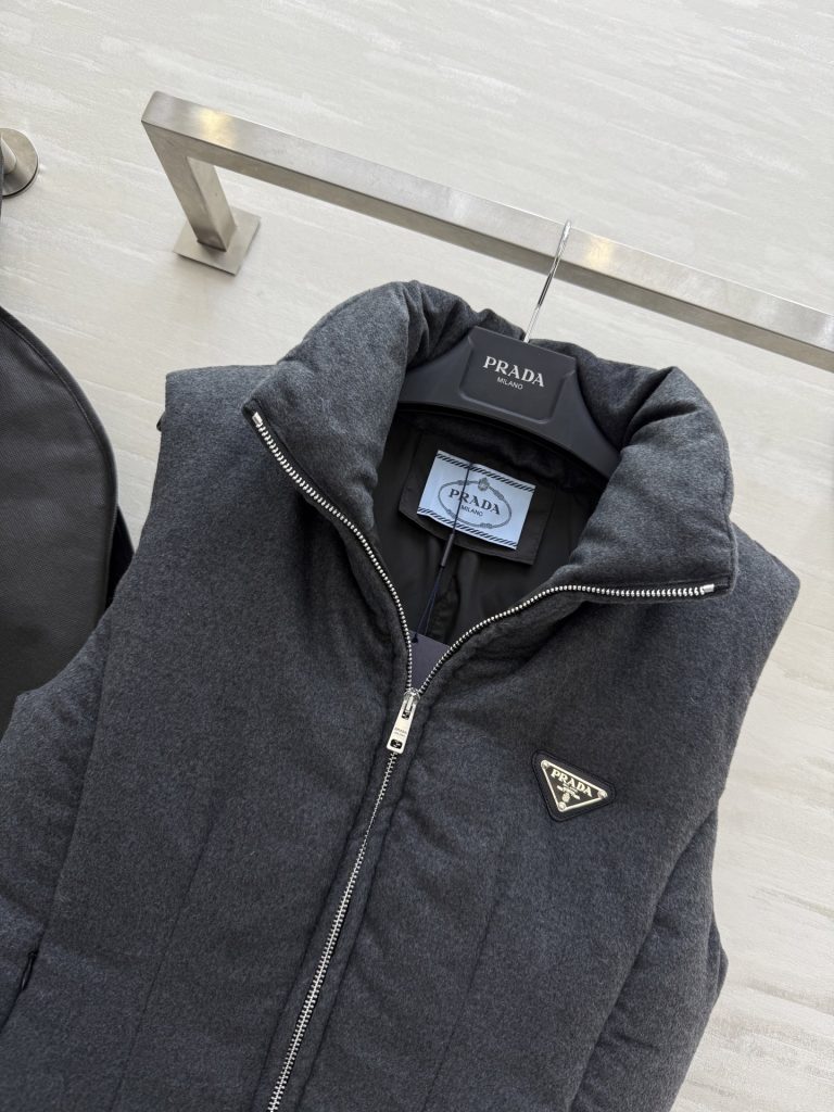 PRADA 590 Prad2 ダウンベスト 90%ホワイトグースダウン リボンベルト付き ブラック - 画像 5