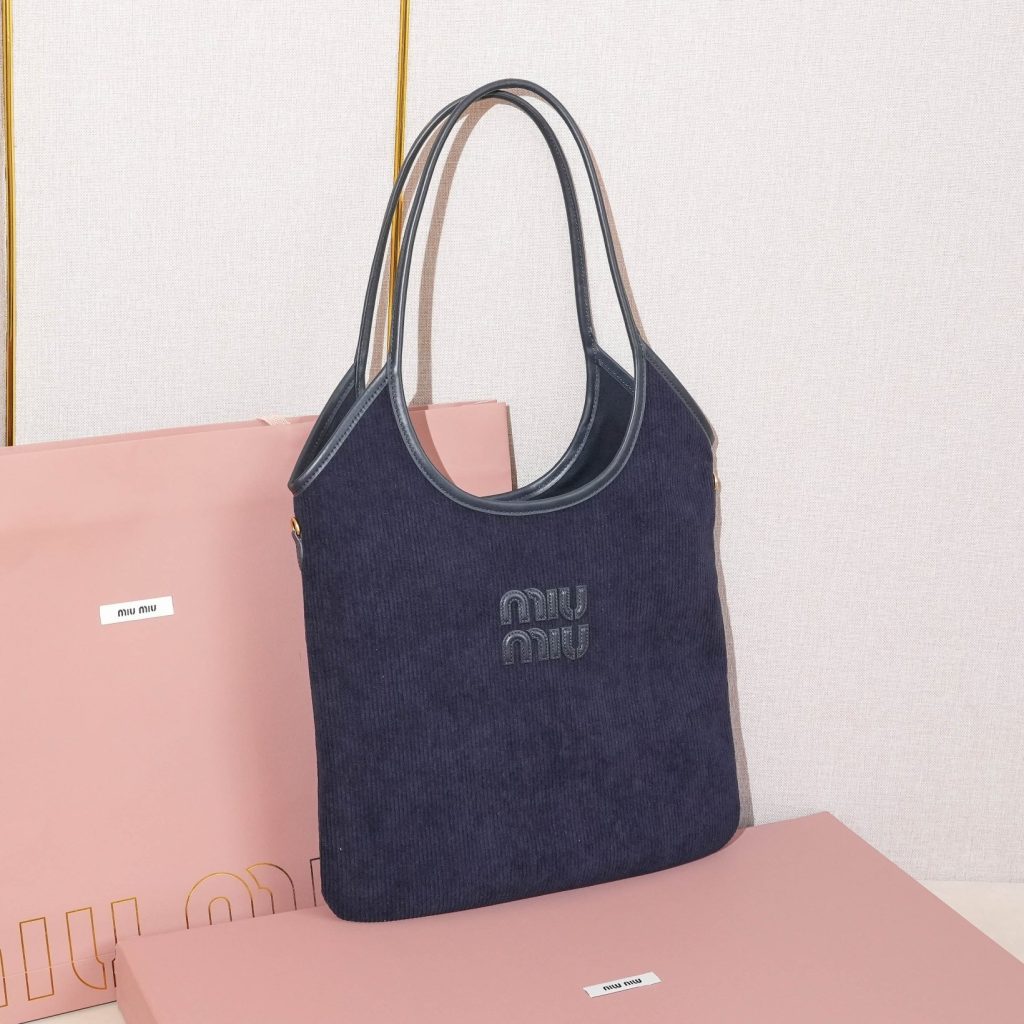 Miu Miu ミュウミュウ レディース ファッションバッグ コンパクト 青色 - 画像 3